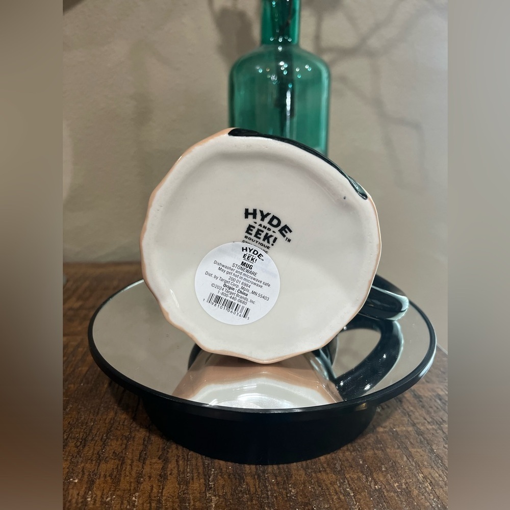 Vampire Themed Ceramic Mug - Picture 4 of 6